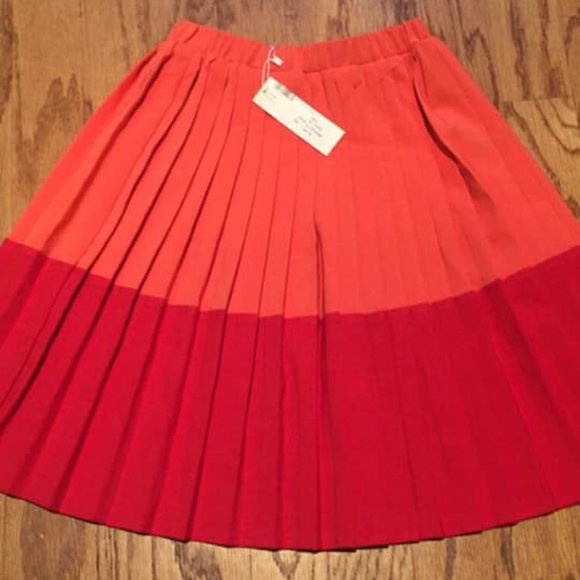 NWT-Ava & lu orange pleated skirt, size 12 - Picture 3 of 3